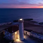 Homely 1 Bedroom Flat With Side Sea View