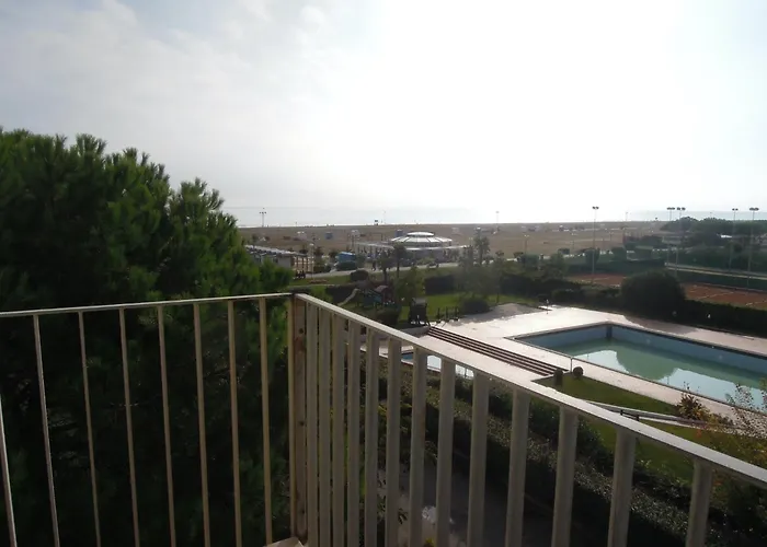Homely 1 Bedroom Flat With Side Sea View