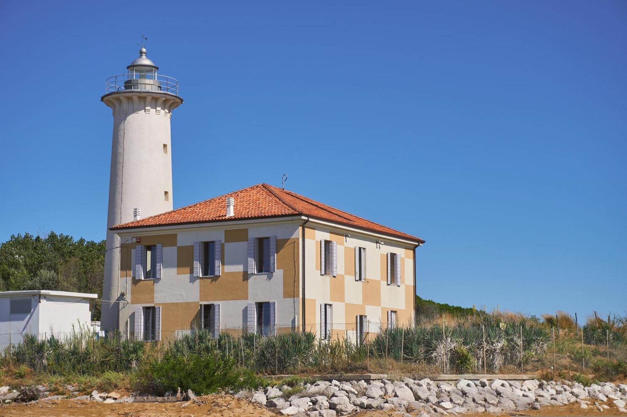 Homely 1 Bedroom Flat With Side Sea View *